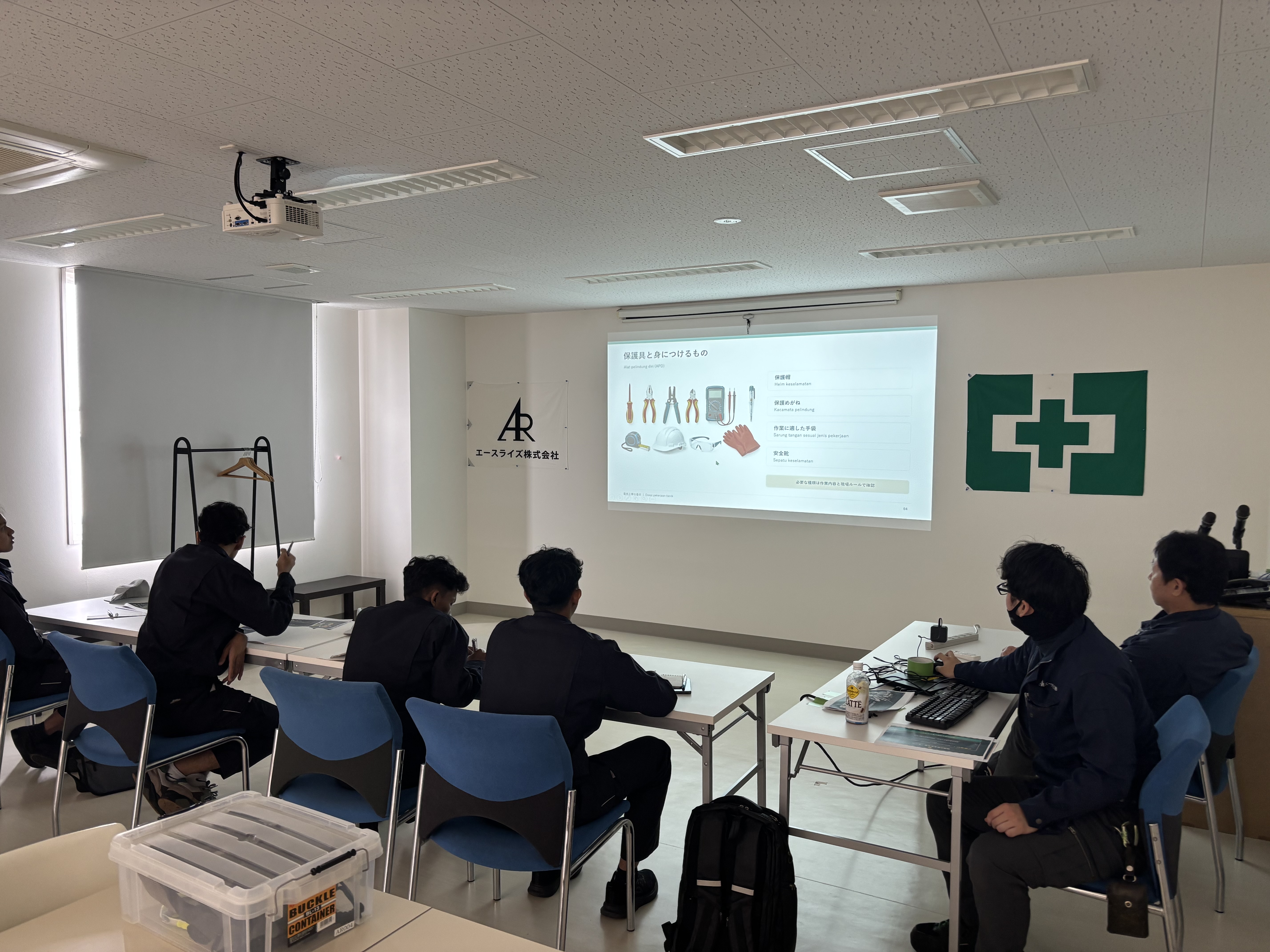 先輩社員による教育・研修を行っています
